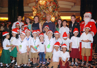 20 school children get early Christmas treat